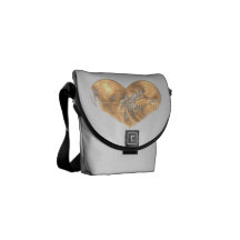 A bolsa mensageiro dourada do coração