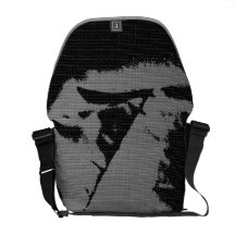 A bolsa mensageiro preta cinzenta do tecido