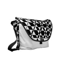 A bolsa mensageiro (preta) do marfim de Triagonal