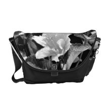 A bolsa mensageiro preto e branco da flor