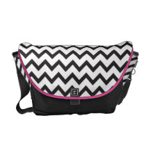 A bolsa mensageiro preto e branco do ziguezague