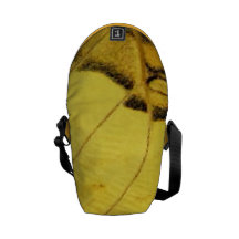 A borboleta amarela voa a mini bolsa mensageiro do
