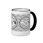 A caneca bonito com ondas do teste padrão e os des