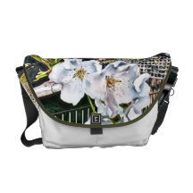 A flor de cerejeira floresce a bolsa mensageiro