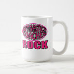 A ginástica treina a caneca da rocha