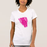 A menina voa a magenta em Tan T-shirt