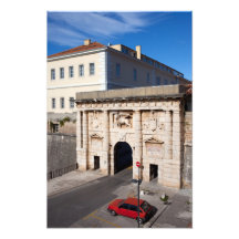 A porta da terra à cidade velha de Zadar Fotos