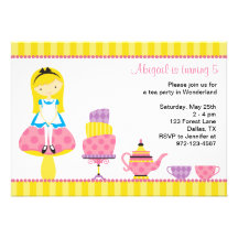 Alice em convites do tea party do país das maravil