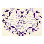 Amor em alguma língua no cartão roxo da recepção convite personalizado