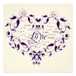Amor em alguma língua no convite roxo do casamento