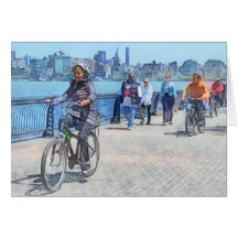 Andando de bicicleta ao longo do cais um Hoboken N Cartao