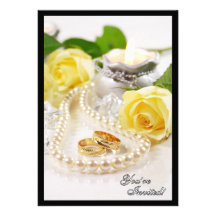 As alianças de casamento do ouro com rosa amarelo  convite personalizado