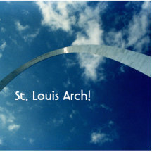 As nuvens aéreas do arco de St Louis expor ao sol  Esculturafoto