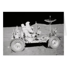 Astronauta que conduz o Lander lunar na lua Cartao