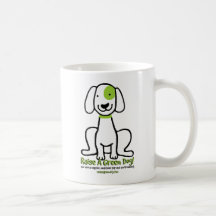 Aumente uma caneca de café verde do cão