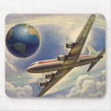 Avião do vintage que voa em todo o mundo nas nuven mousepads