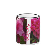 Azáleas com a caneca de café nova das folhas
