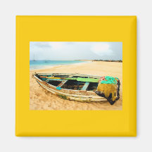 Barco de pesca na praia imãs