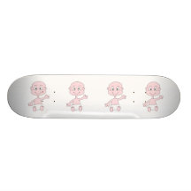 Bebê bonito de ondulação skates