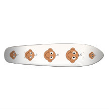 Bebê de sorriso bonito skates