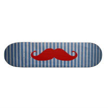 Bigode vermelho engraçado e listras brancas azuis skates personalizados