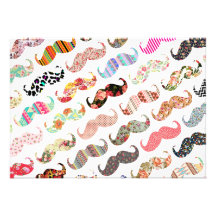 Bigodes coloridos femininos engraçados dos padrões convites personalizado