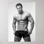 Bodybuilder que mostra o poster do Abs