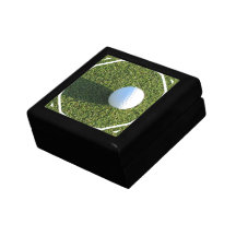 Bola de golfe na caixa de presente do verde do gol