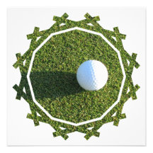 Bola de golfe no convite verde