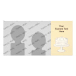 Bolo de creme da cor no fundo bege cartoes com foto