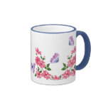 Borboletas e rosas do rosa selvagem canecas