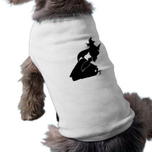 Bruxa do vôo sobre a silhueta da casa camisas para cães