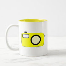 Câmera amarela brilhante. No branco Caneca