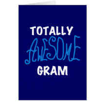 Camiseta azul e presentes do grama totalmente impr cartoes