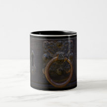 Caneca antiga velha da aldrava de porta