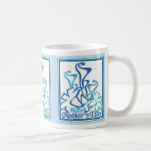 Caneca azul do buquê do lírio de Calla do dia das 