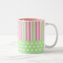 Caneca bonito das listras e das bolinhas