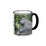Caneca da floresta do macaco