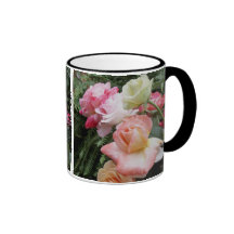 Caneca de café bonita dos rosas