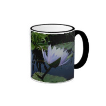 Caneca de café da campainha do lírio de água