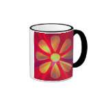 Caneca de café dourada da flor