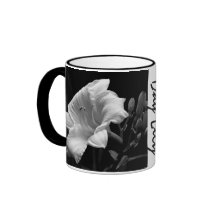 Caneca de café preta & branca da campainha do líri