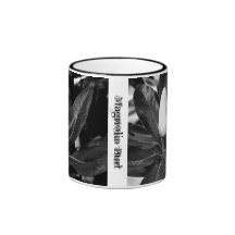 Caneca de café preta & branca do botão da magnólia