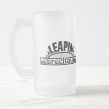 Caneca de cerveja do vidro dos Leprechauns de Leap