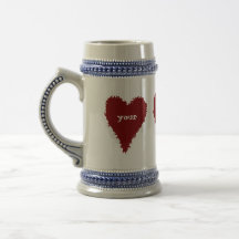 Caneca de cerveja vermelha dos corações para o dia