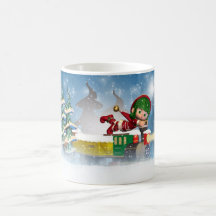 Caneca do Natal com o duende pequeno bonito no tre