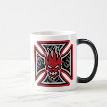 Caneca Morphing do Dia das Bruxas do crânio flamej