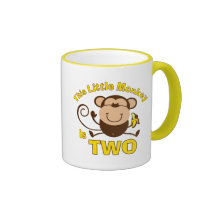 Caneca pequena do menino do segundo aniversário do