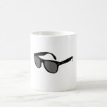 Caneca preta dos óculos de sol