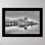 Castelo de Eilean Donan em Scotland, (preto e bran Posteres
